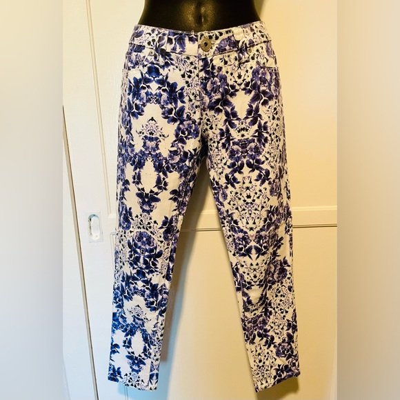 Seductions FD Floral Capri! 🤍💙 - Picture 1 of 6